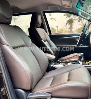 Xe Toyota Fortuner 2.7V 4x2 AT 2017