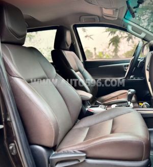 Xe Toyota Fortuner 2.7V 4x2 AT 2017
